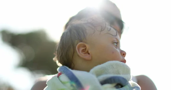 Мать Держит Младенца Солнечном Свете Блик Линза После Бассейна — стоковое фото