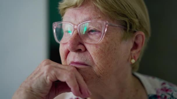 多愁善感的老年女性近照脸 80多岁的老年女性陷入沉思 老年内省女性回忆过去经历的深刻表达 — 图库视频影像