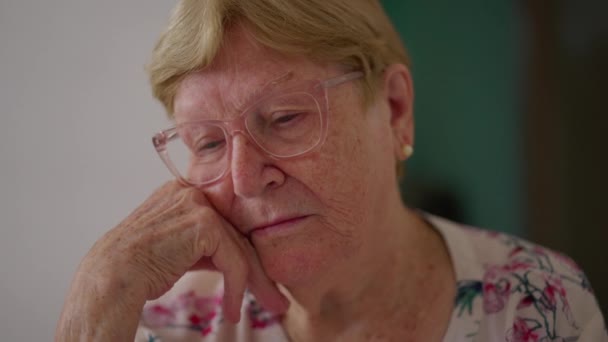 Düşünceli Yaşlı Kadın Geçmiş Anılarını Anlatıyor Yaşlarda Hayal Kuran Yaşlı — Stok video