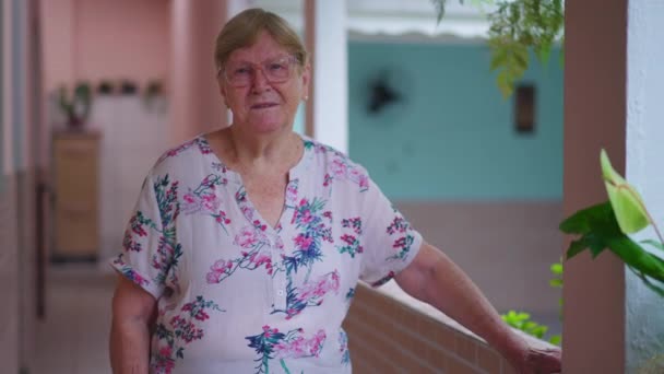 Retrato Anciana Mayor Alojada Cerca Apartamento — Vídeos de Stock