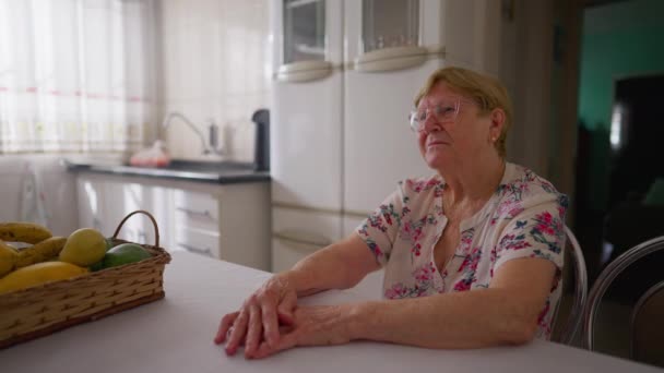 Depressieve Senior Pensive Woman Haar Tachtiger Jaren Die Eenzaamheid Eenzaamheid — Stockvideo