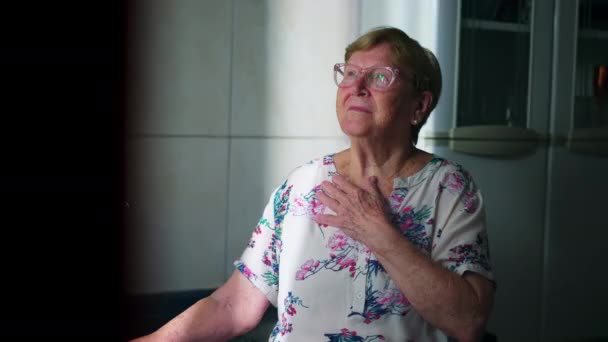 Feliz Anciana Pensativa Pie Junto Ventana Cocina Pensativo Mayor Mujer — Vídeos de Stock