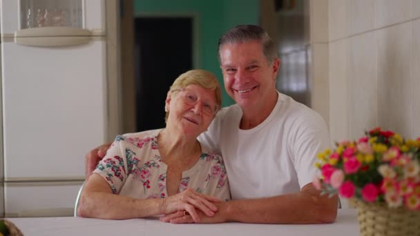 Glückliche Ältere Seniorin Posiert Mit Ihrem Erwachsenen Sohn Mittleren Alters — Stockvideo