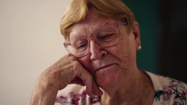 Close Gezicht Van Een Verdrietige Depressieve Oudere Vrouw Die Eenzaamheid — Stockvideo