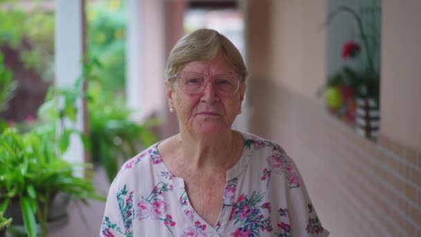 Retrato Anciana Mayor Alojada Cerca Apartamento — Vídeos de Stock