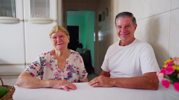 Feliz Senior Mujer Adulto Hijo Sonriendo Cámara Sentado Casa Cocina — Vídeos de Stock