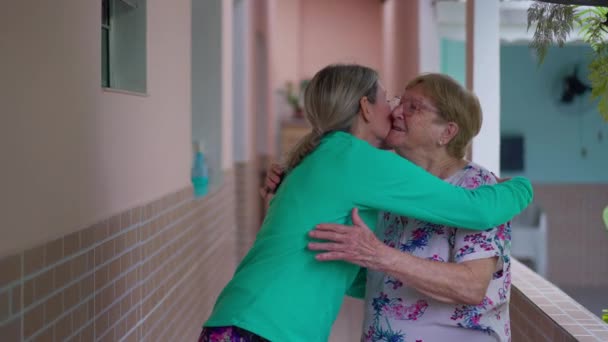 Feliz Anciana Mayor Abrazando Hija Cerca Del Apartamento — Vídeos de Stock