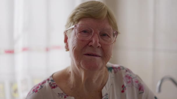 Retrato Una Anciana Caucásica Edad Avanzada Cara Cerca Mirando Cámara — Vídeos de Stock