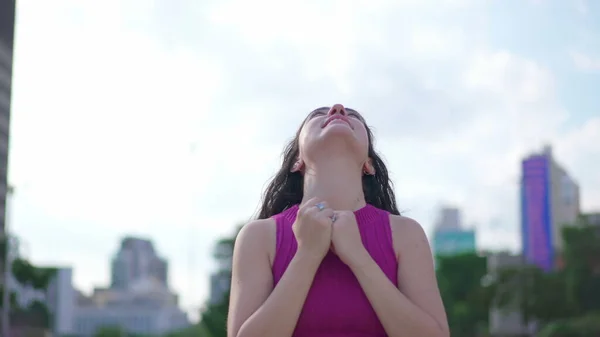 一人の霊的な若い女性が屋外で空を感じて腕を上げて立って希望と信仰 喜びの人は感謝の気持ちを見上げます — ストック写真