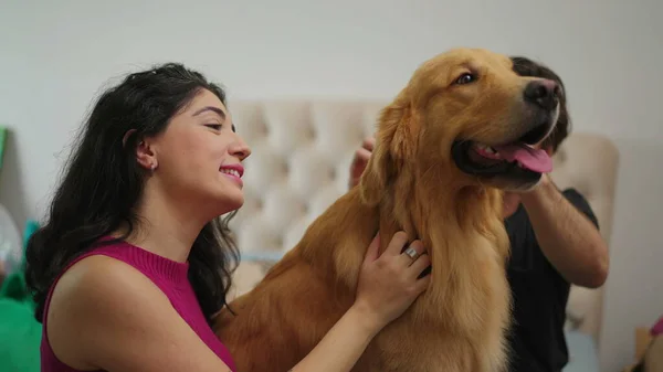 Golden Moments Smiling Couple Bonding Beautiful Golden Retriever Pet Indoors — Stok Foto