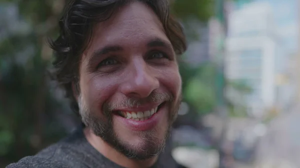 Один Щасливий Красивий Чоловік Посміхається Камеру Стоячи Вулиці Парку — стокове фото