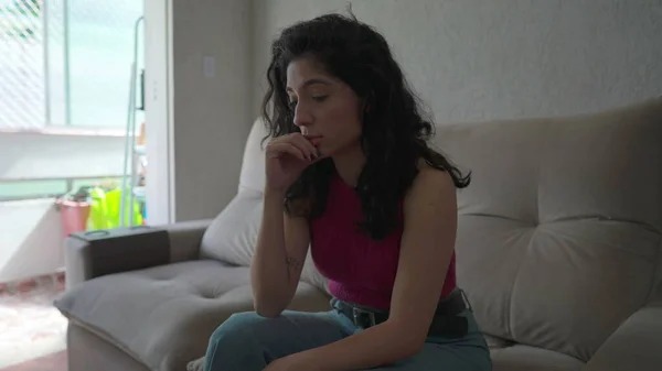 瞑想的な表情で自宅のソファに座っている一人の若い女性 30代の女性 — ストック写真