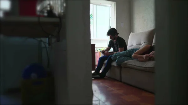 Pasangan Kesepian Merasa Sendirian Apartemen Rumah Pacar Melihat Perangkat Smartphone — Stok Foto