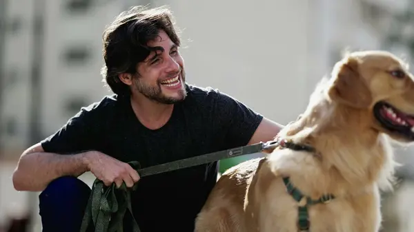 Joven Posando Para Cámara Con Golden Retriever Dog Parque Durante — Foto de Stock