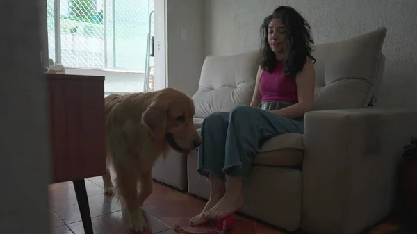 Samimi Bir Kadın Evdeki Koltukta Köpeğiyle Oturuyor — Stok fotoğraf