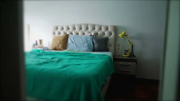Интерьер Спальни Кровать Простыни Прикроватной Лампой Матрасом — стоковое фото