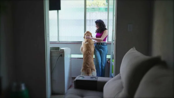 Ehrliche Junge Frau Mit Hund Die Der Wohnung Fenster Steht — Stockfoto