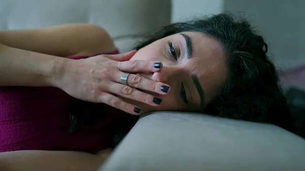 落ち込んだ女がソファに寝そべっている 感情的な苦痛に苦しむ悲しい不幸な表現で30代の女性の顔を閉じる — ストック写真