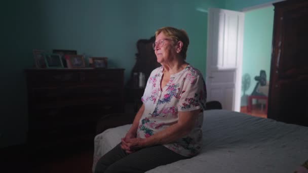Una Anciana Pensativa Sentada Junto Cama Dormitorio Vejez Estilo Vida — Vídeos de Stock