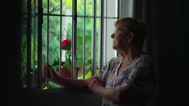 Oudere Vrouw Met Pensive Expression Holding Window Bar Contemplatieve Scene — Stockvideo