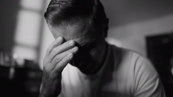 Starší Muž Bojující Traumatem Samotou Muž Středního Věku Zakrývající Tvář — Stock video