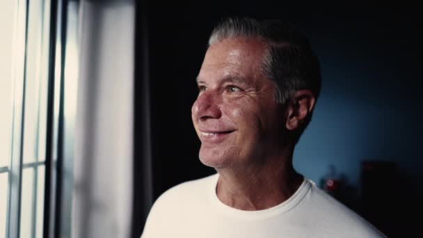 Glücklicher Älterer Mann Mittleren Alters Lächelt Während Aus Dem Fenster — Stockvideo