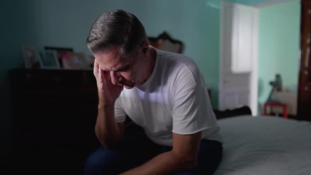 걱정에 휩싸여 남자는 있습니다 질환으로 고통받는 절망적 중년의 사람들 — 비디오