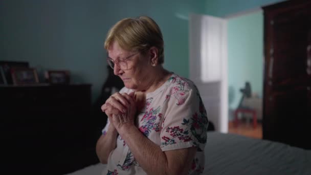 Anciana Religiosa Sentada Junto Cama Oración Hopeful Señora Mayor Orando — Vídeos de Stock