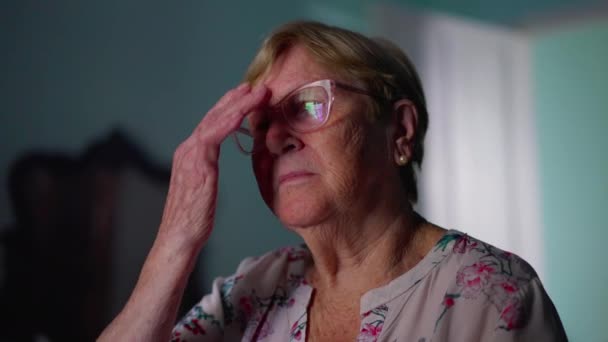 Religijna Starsza Kobieta Robi Znak Krzyża Katolicki Temat Starszego Seniora — Wideo stockowe