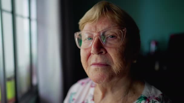 Portret Van Een Oudere Vrouw Zoek Naar Camera Door Home — Stockvideo