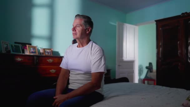 Mann Mittleren Alters Sitzt Bett Und Schaut Die Kamera Echten — Stockvideo