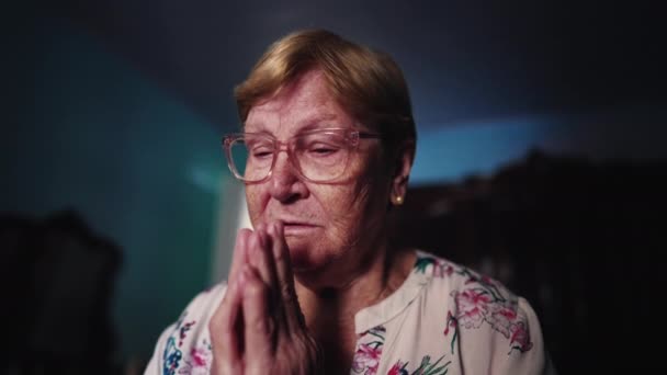 一位有希望的老年妇女在家中祈祷 一位虔诚的天主教老人的近照 — 图库视频影像