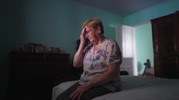 Religieuze Oudere Vrouw Die Het Kruisteken Doet Terwijl Slaapkamer Naast — Stockvideo