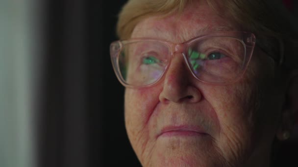一个有着沉思表情的老年妇女的近视脸 80多岁的有思想的老年人描绘智慧和经验 — 图库视频影像