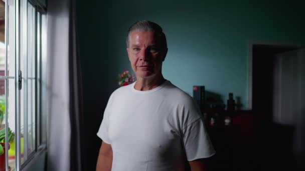 Portrét Muže Středního Věku Jak Stojí Doma Okna Dívá Kamery — Stock video