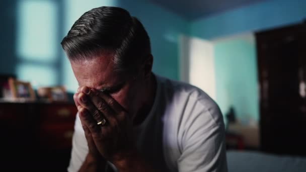 Θλιβερός Μεσήλικας Άντρας Που Υποφέρει Μόνος Στην Κρεβατοκάμαρα Ενώ Σηκώνεται — Αρχείο Βίντεο