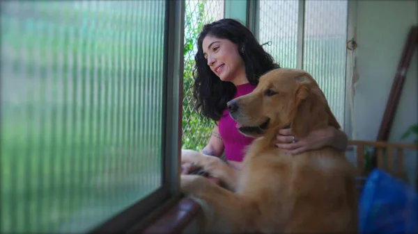 Yaşlardaki Mutlu Kadın Köpeğiyle Apartman Penceresinden Dışarı Bakıyor Bir Kadın — Stok fotoğraf