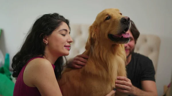 Dueños Perros Abrazando Mascota Mujer Abrazando Golden Retriever Interiores — Foto de Stock