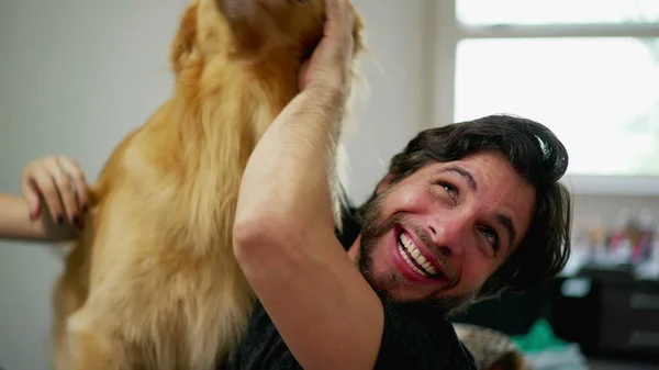 Happy Mężczyzna Pies Właściciel Interakcji Zabawy Golden Retriever Pet Pomieszczeniach — Zdjęcie stockowe