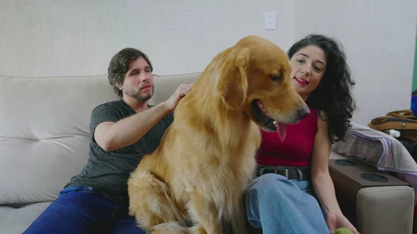 Paar Mit Hund Hause Auf Couch Sitzend Besitzerin Zeigt Golden — Stockfoto