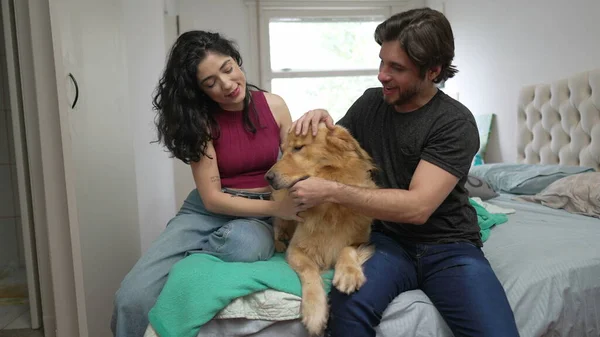 Pasangan Bahagia Berinteraksi Dengan Golden Retriever Pet Mereka Dalam Ruangan — Stok Foto