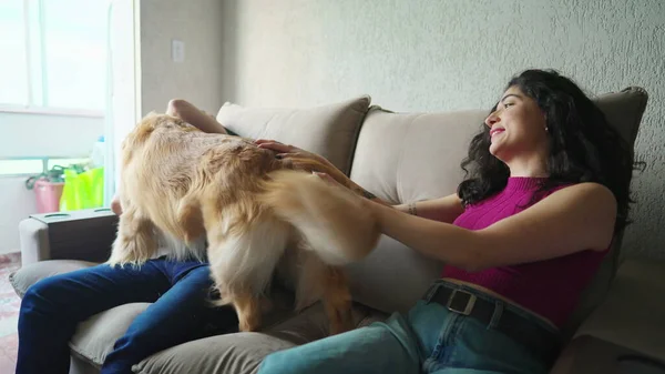 一对快乐的夫妇 他们的狗坐在沙发上 有趣的金毛猎犬与男人和女人互动 宠物主人的快乐概念 — 图库照片