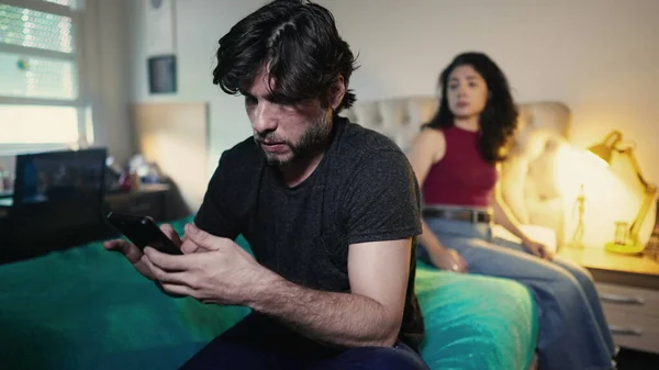 Giovane Uomo Ignorando Donna Durante Utilizzo Dispositivo Smartphone Coppia Crisi — Foto Stock