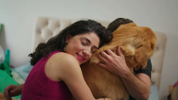Dueños Perros Abrazando Mascota Mujer Abrazando Golden Retriever Interiores — Foto de Stock