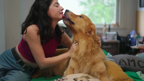 自宅のアパートで屋内でゴールデンレトリバーを採用愛する女性ペットの所有者 ハッピーウーマン抱擁犬 — ストック写真