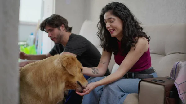 Gelukkig Paar Zitten Bank Interactie Met Hun Golden Retriever Dog — Stockfoto