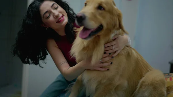 Vreugdevolle Teef Hondeneigenaar Met Haar Golden Retriever Huisdier Binnen Vrouw — Stockfoto