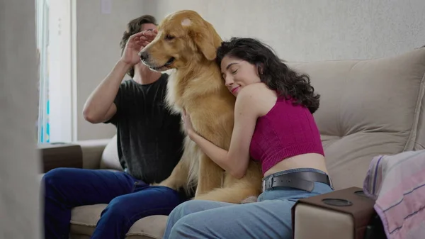 Gelukkig Stel Met Hun Hond Bank Speelse Golden Retriever Interactie — Stockfoto