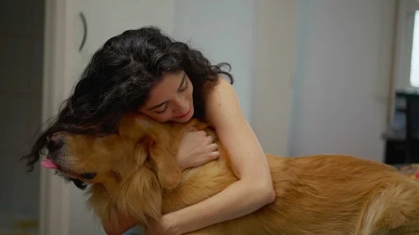 Mujer Compartiendo Momento Reconfortante Con Querida Mascota Golden Retriever Casa —  Fotos de Stock