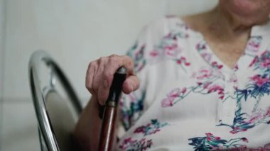 Düşünceli, son sınıf beyaz bir kadın yürüme çubuğuna tutunarak hayatın anılarını yansıtıyor. 80 'li yaşlarda yaşlı bir insanın yaşam tarzı.